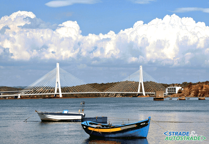 Il ponte sul fiume Arade a Portimão