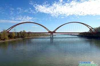 Il ponte sul fiume Po