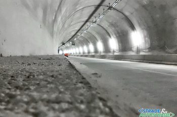 Una galleria stradale con pavimentazione in calcestruzzo