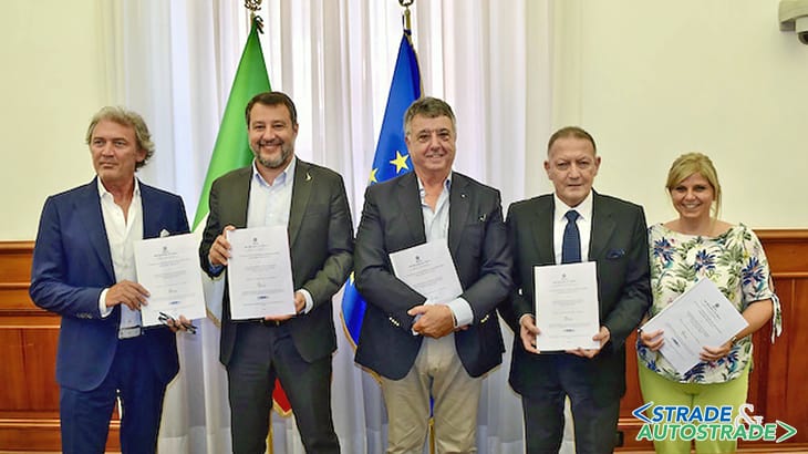 Salvini e i firmatari del protocollo