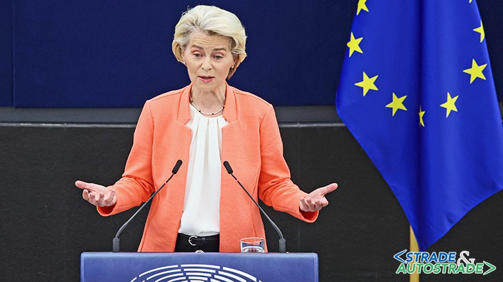 Ursula von der Leyen con la bandiera d'Europa sullo sfondo